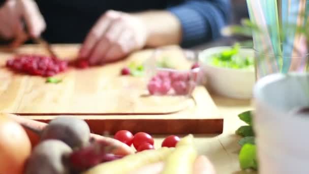 Man hands cutting raspberries — Stockvideo