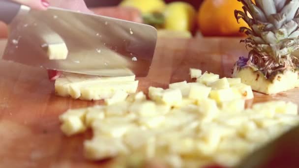 Woman hands cutting pineapple — Stock Video