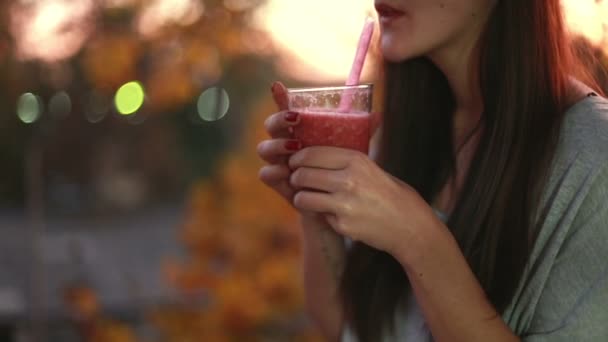 Γυναίκα πόσιμο smoothie φρούτων — Αρχείο Βίντεο