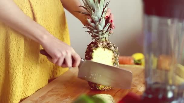 Vrouw handen snijden van ananas — Stockvideo