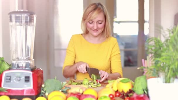 Girl slicing kiwi for smoothie — Αρχείο Βίντεο