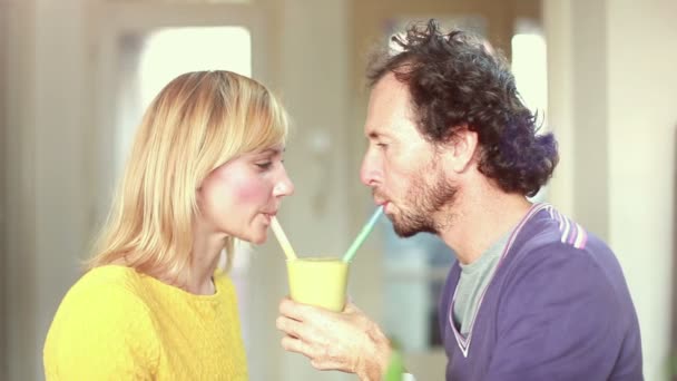 对夫妇喝奶昔 — 图库视频影像