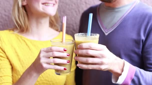 Pareja bebiendo smoothie — Vídeos de Stock