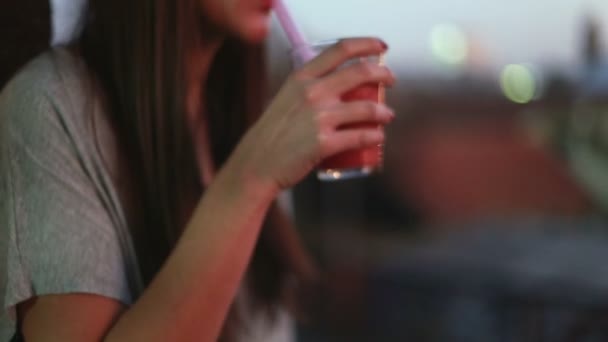 Kvinnan dricka fruktsmoothie — Stockvideo