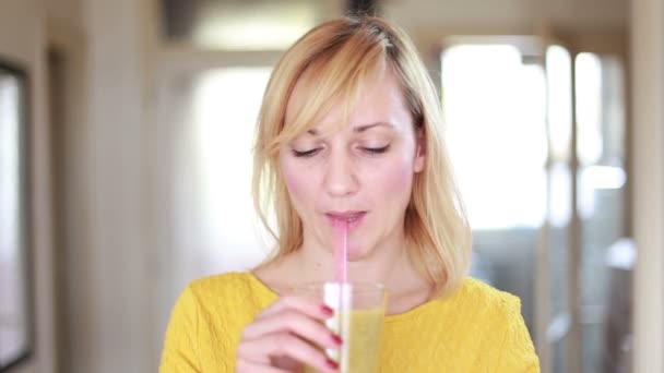 Mujer bebiendo batido con paja — Vídeos de Stock