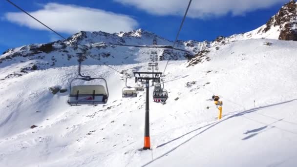 Vista de elevador de esqui de esquiadores — Vídeo de Stock