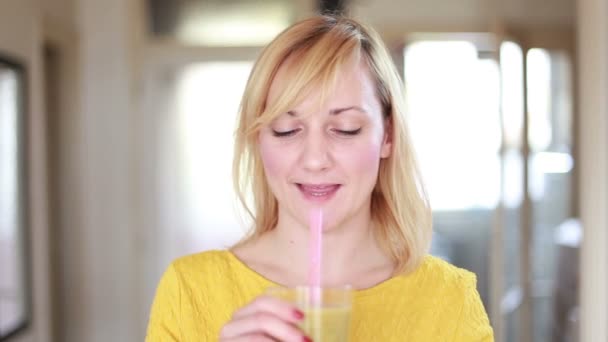 Woman drinking smoothie with straw — Stock Video