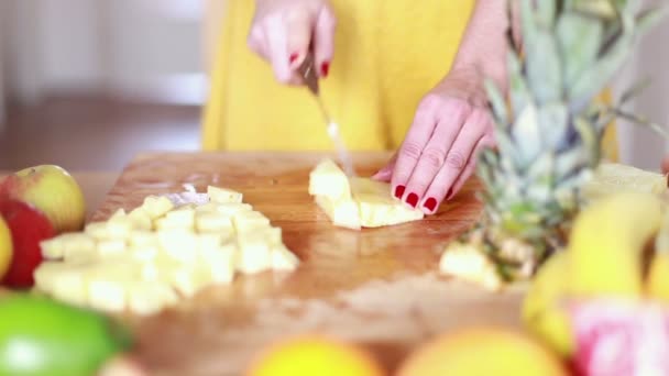 Vrouw handen snijden van ananas — Stockvideo