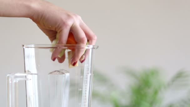 Woman putting food in blender — Αρχείο Βίντεο