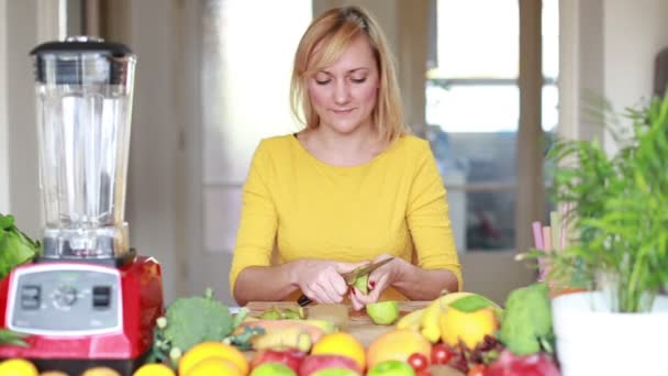 Mujer pelando la piel de kiwis — Vídeo de stock