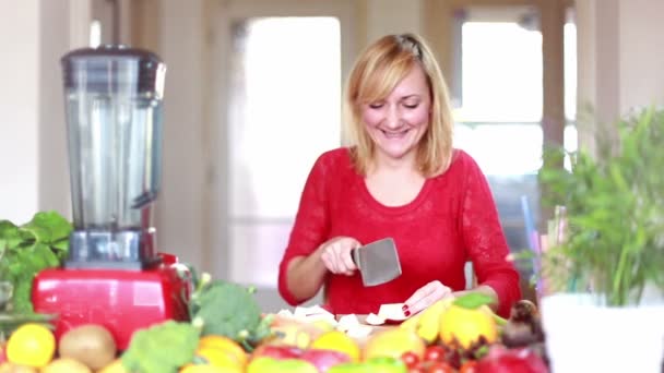 Young woman chopping apple — Stock videók