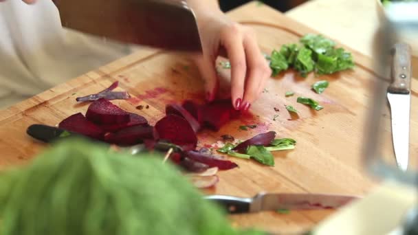 Woman cutting beetroot — Stok video