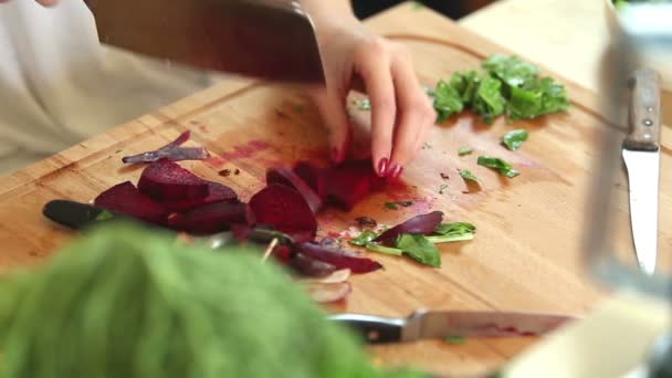 Woman cutting beetroot — Stock video