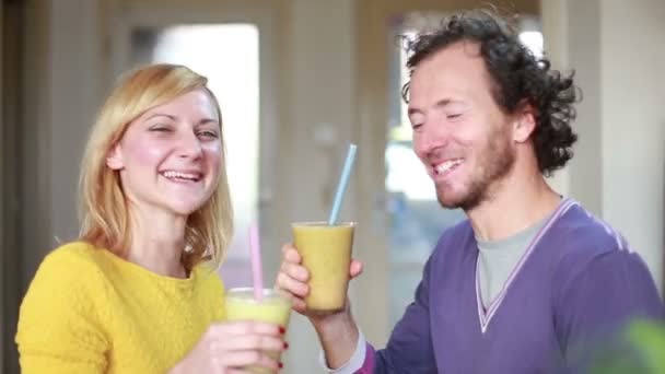 Пара п'є фруктовий смузі — стокове відео
