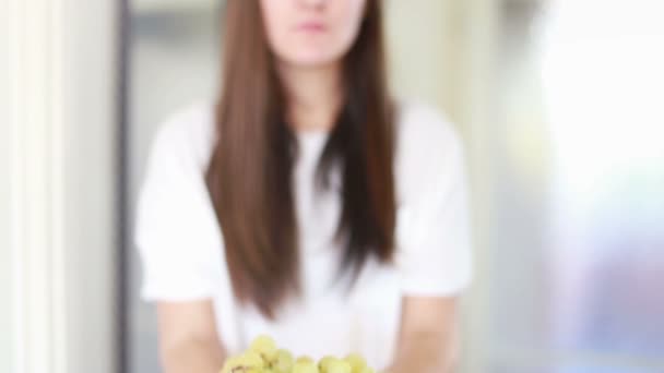 Mujer sosteniendo racimo de uvas — Vídeo de stock