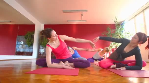 Ženy dělají jógu rohože — Stock video