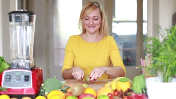Kadın kesme kivi smoothie için — Stok video