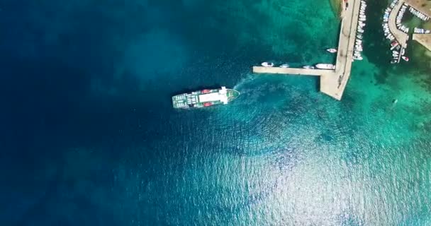 Färjan lämnar hamn på Olib Island, Kroatien — Stockvideo