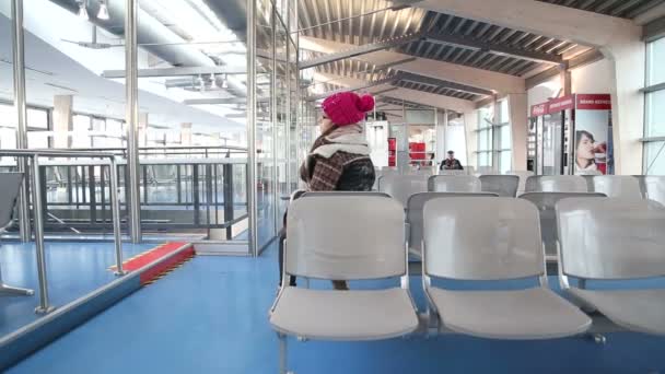 Woman sitting on a chair at the Tegel airport — Stock Video