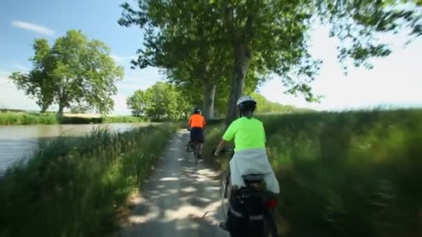 Para na rowerze nad rzeką — Wideo stockowe