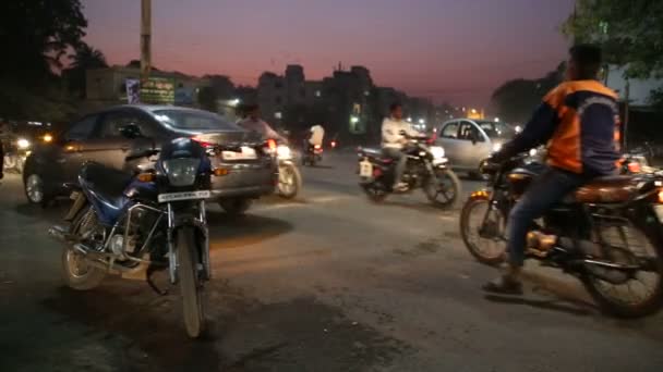 Vehículos que pasan calle en Mumbai — Vídeos de Stock