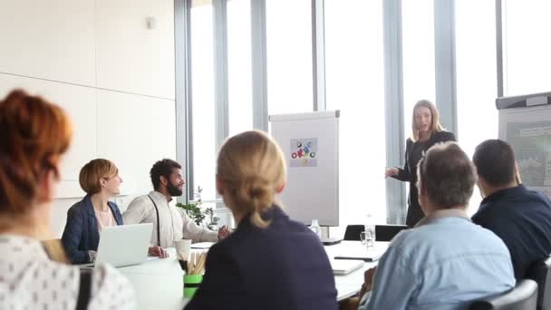 Femme d'affaires donnant la présentation — Video