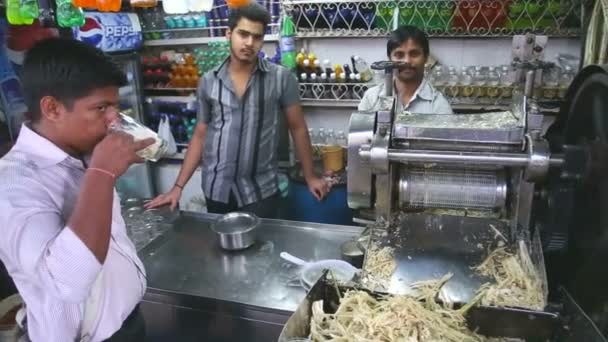 Beker met drankje in winkel in Mumbai — Stockvideo