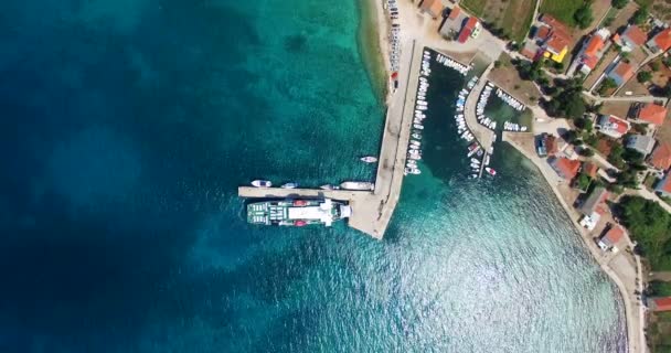 Ferry atracado en el puerto de Olib — Vídeo de stock