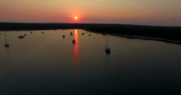 Coucher de soleil dans la baie de Slatinica à Olib Island — Video