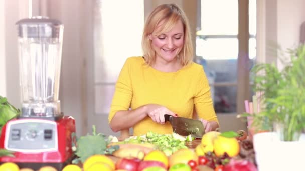 Vrouw snijden appel in plakjes — Stockvideo