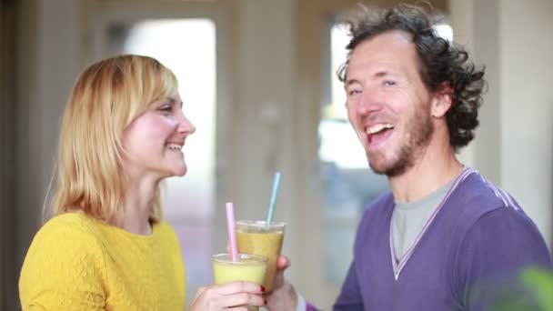 Paar trinkt Frucht-Smoothie — Stockvideo