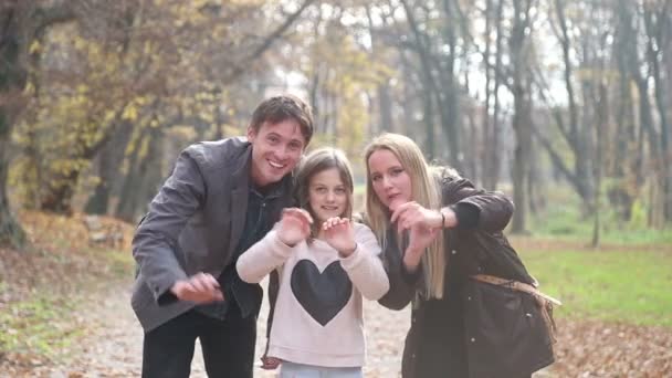 Familie zwaaien op camera in het park — Stockvideo