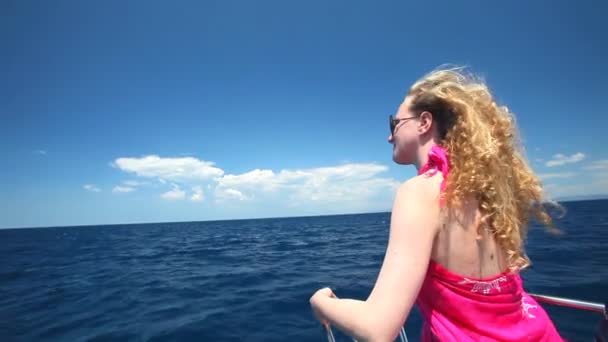 Mulher navegando no barco — Vídeo de Stock