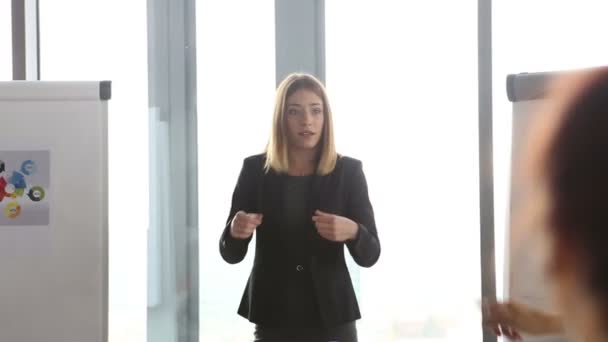 Geschäftsfrau leitet ein Treffen — Stockvideo