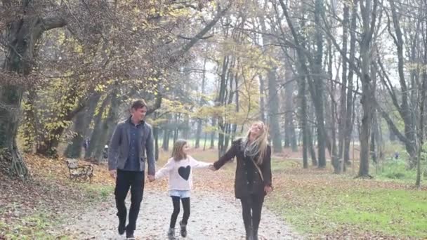 Familia divirtiéndose en el parque — Vídeo de stock