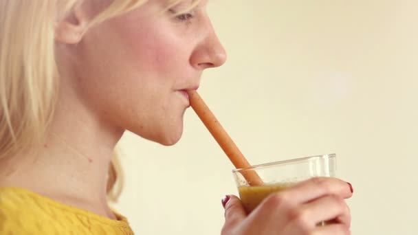 Frau trinkt Smoothie — Stockvideo