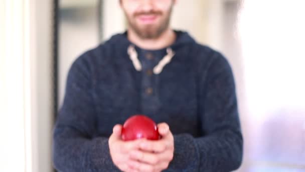 Человек руки, держащие яблоко — стоковое видео