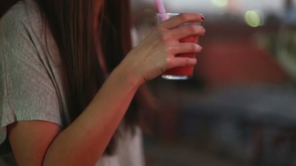 Vrouw drinken fruit smoothie — Stockvideo