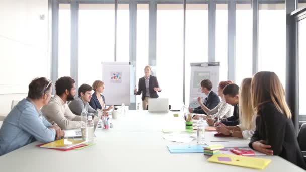 Mujer de negocios en una reunión con colegas — Vídeos de Stock