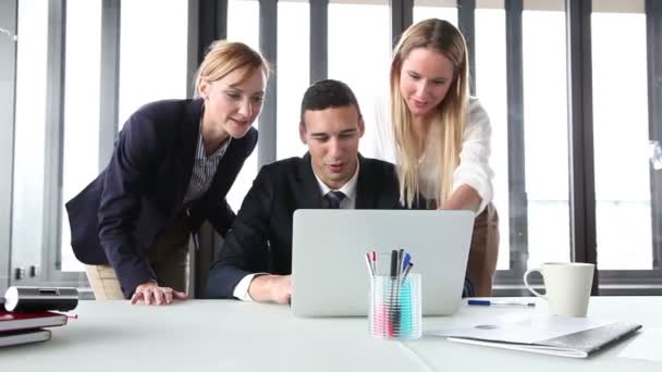 Gestionnaire et femmes d'affaires avec ordinateur portable — Video