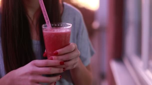 Mujer bebiendo batido de frutas — Vídeos de Stock