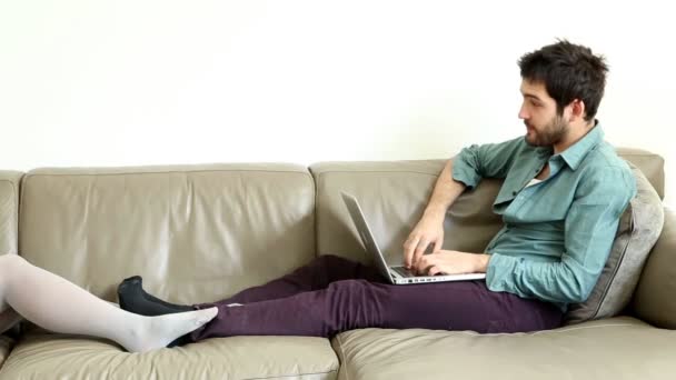 Frau und Mann entspannen sich auf der Couch — Stockvideo