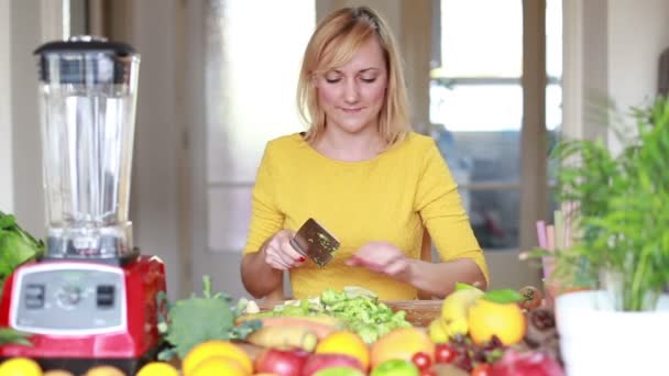 Vrouw snijden appel in plakjes — Stockvideo