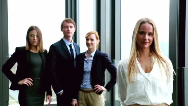 Femme d'affaires blonde et collègues en arrière-plan — Video
