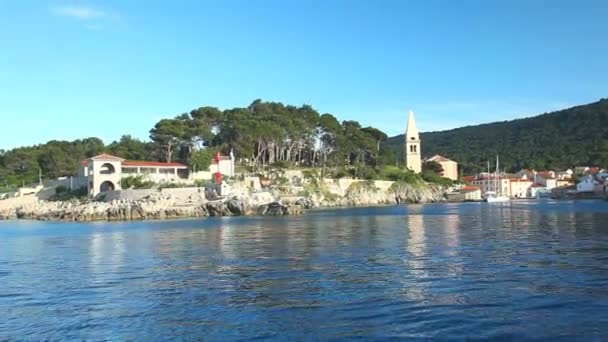 Losinjboat entrar en el puerto en la isla de Losinj — Vídeo de stock