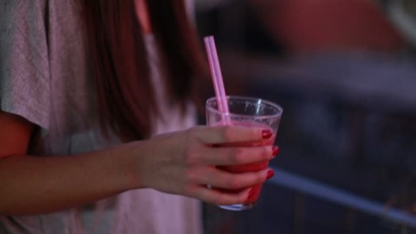 Mujer bebiendo batido de frutas — Vídeos de Stock