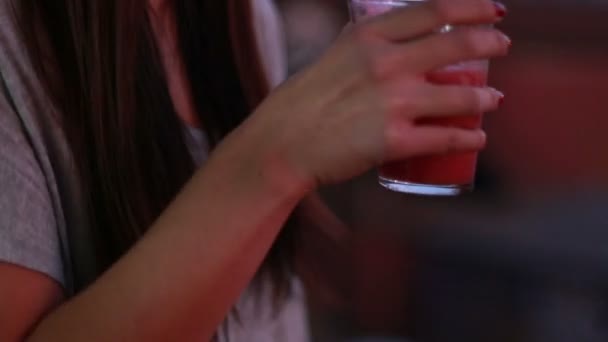 Kadın içme meyve yüzlü — Stok video