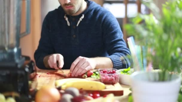 Vista de las manos del hombre cortando fresas — Vídeo de stock