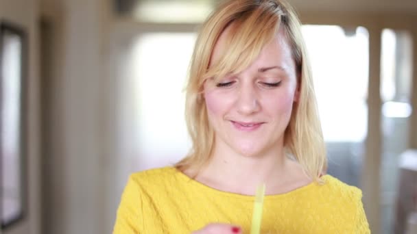 Chica feliz bebiendo batido de frutas — Vídeo de stock