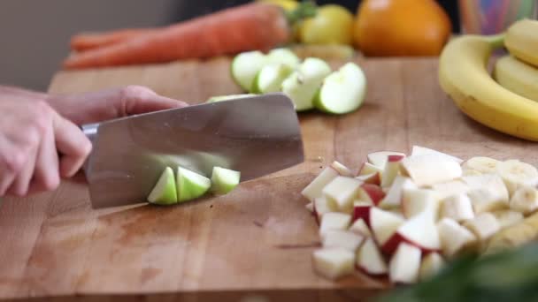 Vrouw snijden apple — Stockvideo